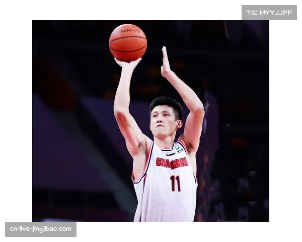 【2026年4月CBA联赛·人物·聚焦特写：老将周鹏在比赛暂停时向年轻队友沈梓捷面授机宜